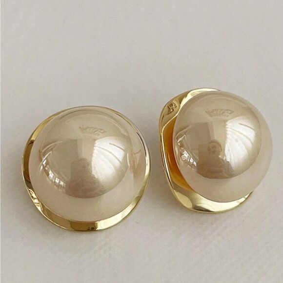 5/$25 GOLD PEARL STUDS - Picture 3 of 5